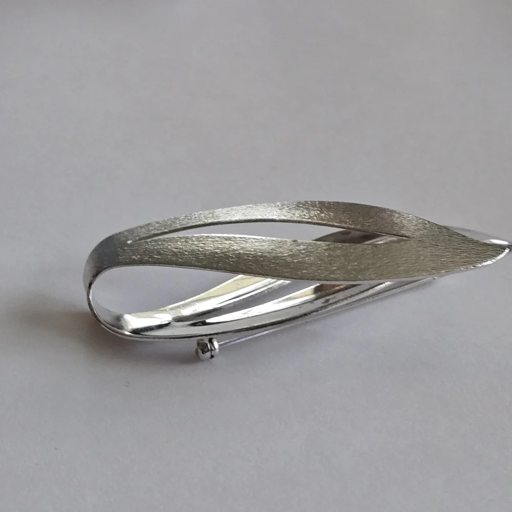 Vintage Sarah Coventry brooch silver pin crossover